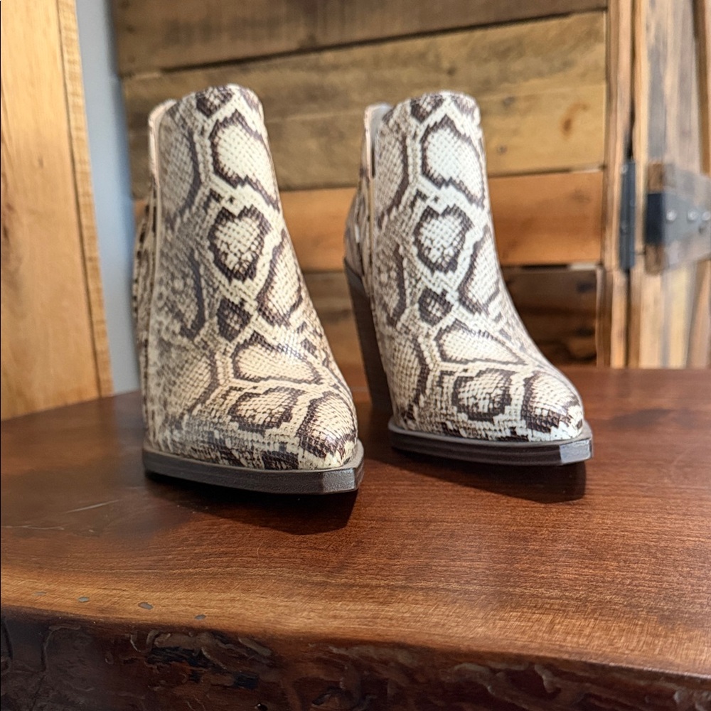 Vince Camuto Snakeskin Ankle Booties Size 8.5 Heel 3.5” NWOT
